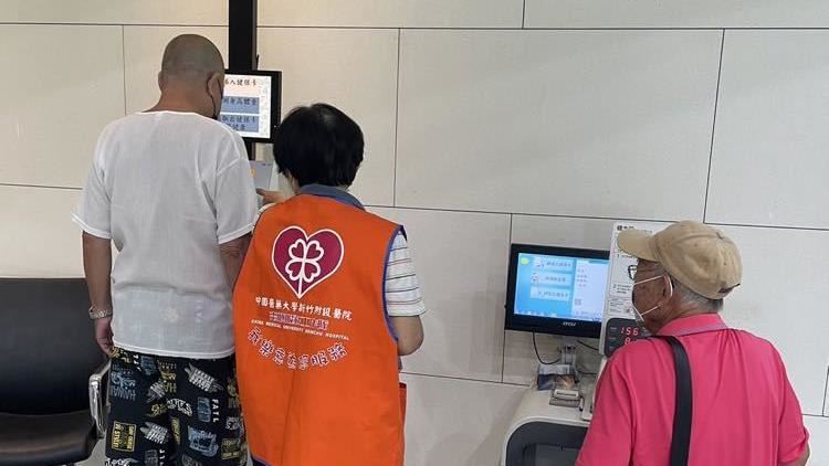 &nbsp;中醫大新竹附醫攜手新竹縣政府，提供多項免費健康檢查服務，守護長者健康。（圖／中醫大新竹附醫提供）