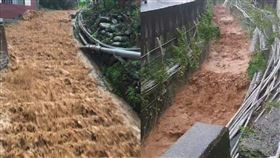 豪雨，員林市土角厝，掏空，險崩塌，百年石階驚現「黃泥瀑布」(圖／翻攝自員林人大小事）