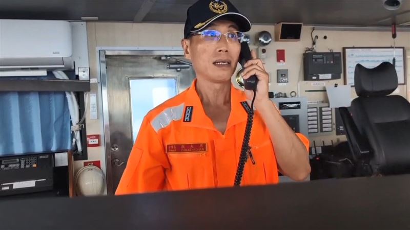 「巡護八號」對該船廣播驅離。（圖／海巡署提供）