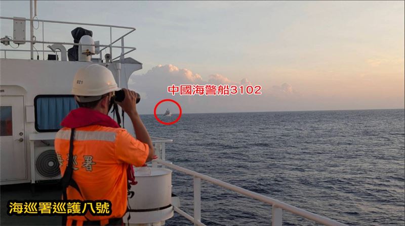 海巡署「巡護八號」監控海警船長達1天。（圖／海巡署提供）