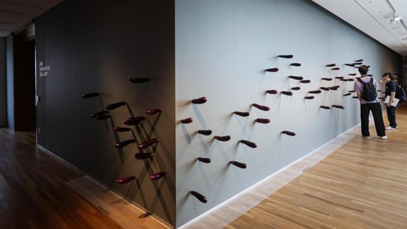新加坡國家美術館展出以茄子為作品的裝置藝術。（圖／翻攝自X）