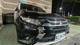 犯嫌拒檢逃逸還衝撞警車。（圖／翻攝畫面）