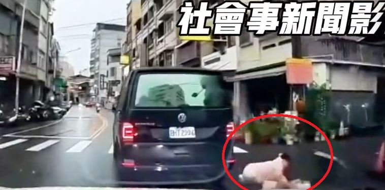 黑色廂型車左轉撞上女子。女子重摔後急滾一圈,動作慢一點恐怕就被捲入車下,驚險的車禍過程全被後方的行車紀錄器拍下。(圖/翻攝畫面)