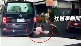 有在看路嗎？左轉撞上短裙女滾1圈躲死劫(圖/翻攝畫面)