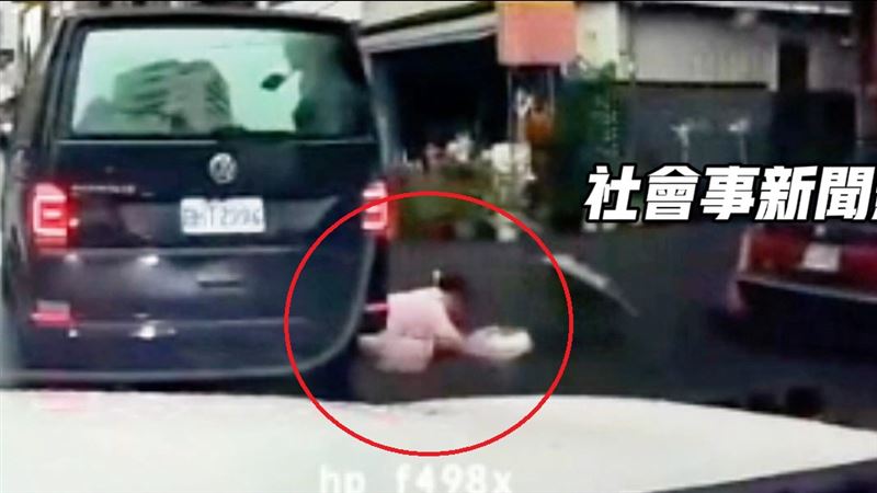 黑色廂型車左轉撞上女子。女子重摔後急滾一圈,動作慢一點恐怕就被捲入車下,驚險的車禍過程全被後方的行車紀錄器拍下。(圖/翻攝畫面)