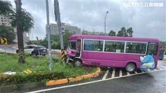 義大客運轉彎「自撞嵌電桿」救出59歲駕駛