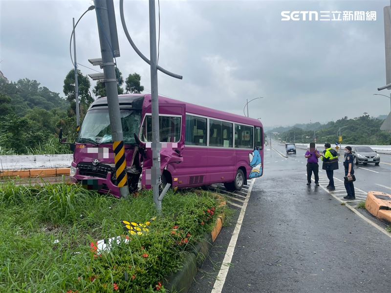 事發地爬坡較陡峭,駕駛行駛方向偏離道路。(圖/翻攝畫面)
