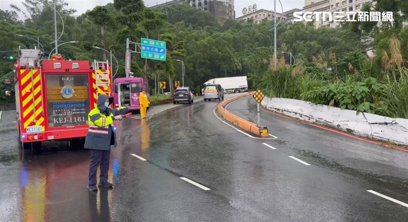 事發地爬坡較陡峭,駕駛行駛方向偏離道路。(圖/翻攝畫面)