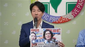 民進黨發言人吳崢、韓瑩今（4）日召開「秋後算帳砍預算？國民黨又想打壓海巡國防！」記者會。（圖／民進黨提供）