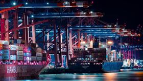 ▲川普簽署新行政命令，對台課徵20%對等關稅，8月7日生效，關稅新令衝擊傳產出口，台灣鋼鐵與工具機等產業首當其衝，KPMG提醒企業盡快盤點產品與供應鏈，應對潛在風險，目前仍處過渡期，台灣企業須加快調整策略與應變作業。（示意圖／PIXABAY）