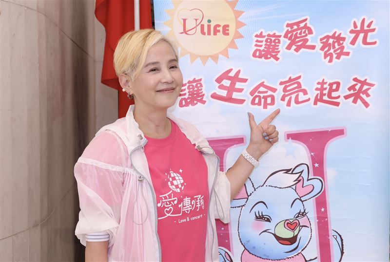 李明依為沈玉琳病況禱告(圖／記者鄭孟晃攝)