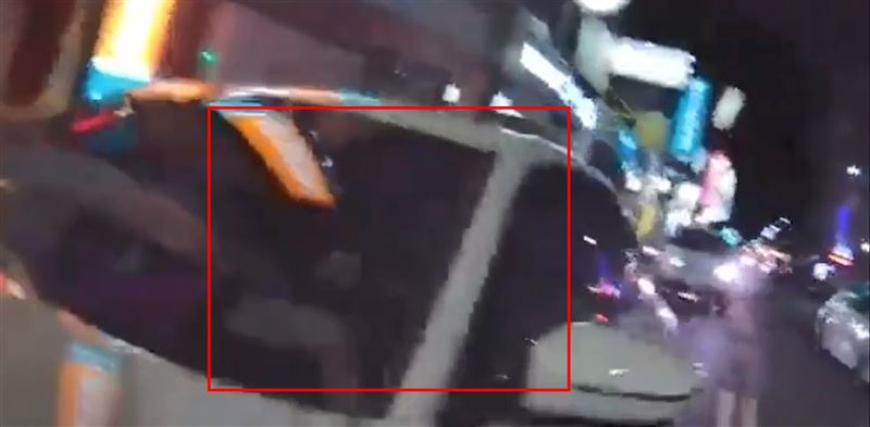侯沁潔開車始用手機被警方要求受檢。(圖/翻攝畫面)