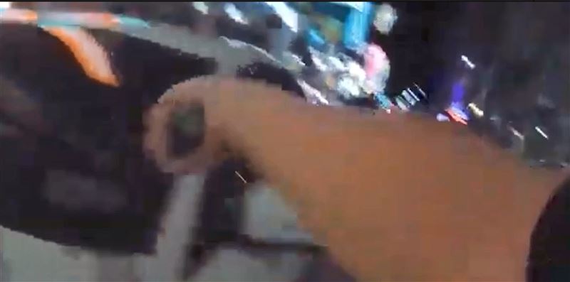 警方以警棍敲擊侯沁潔的車。(圖/翻攝畫面)