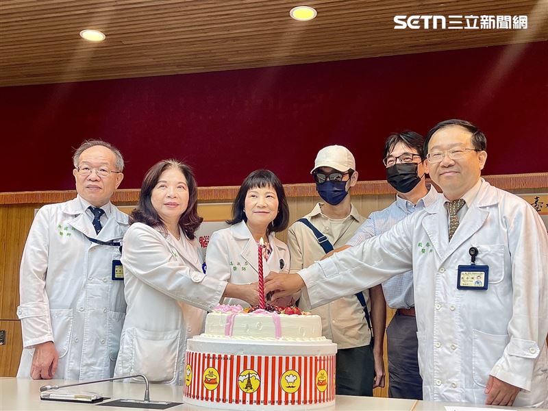 江同學(右3)、江爸爸(右2)與台大團隊一起切蛋糕。(圖/記者蔣季容攝影)