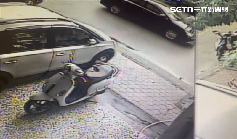 有黑衣男闖入台中豐原的超商砍人，搭乘黑色轎車快速逃逸，約中午左右主動投案。(圖／翻攝畫面)