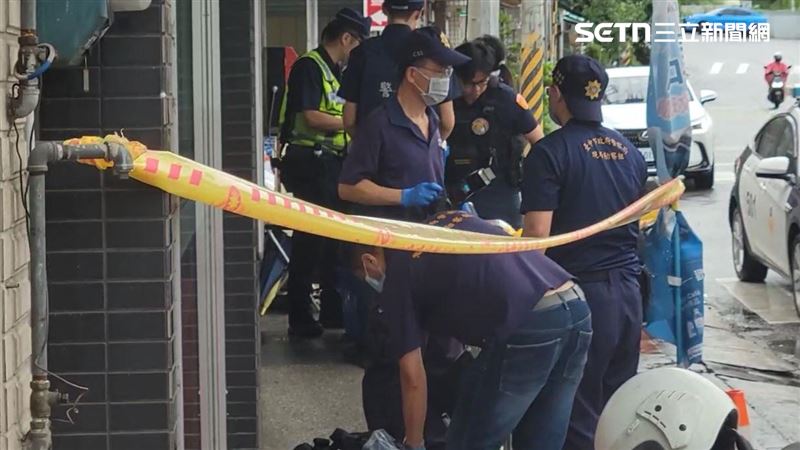 死者的白色保時捷跑車，停在超商門口。(圖／翻攝畫面)