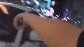 警方盤查侯沁潔第一視角。（圖／翻攝畫面）