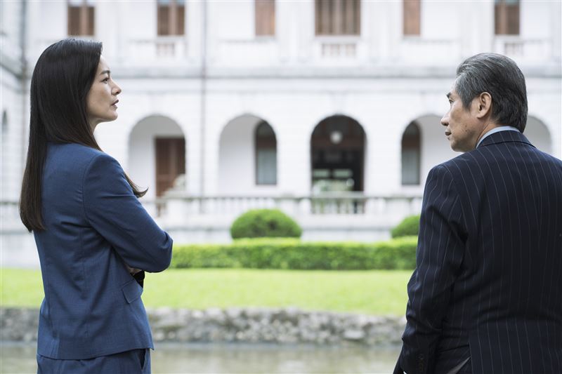 《零日攻擊》Janet(左)對陳文彬說要做真正的台灣總統。(圖/牽猴子提供)