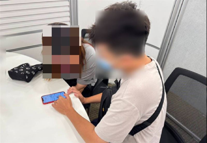 陳女謊稱與丈夫商量好要買勞力士當父親節禮物，警當場打電話求證戳破騙局。（圖／翻攝畫面）