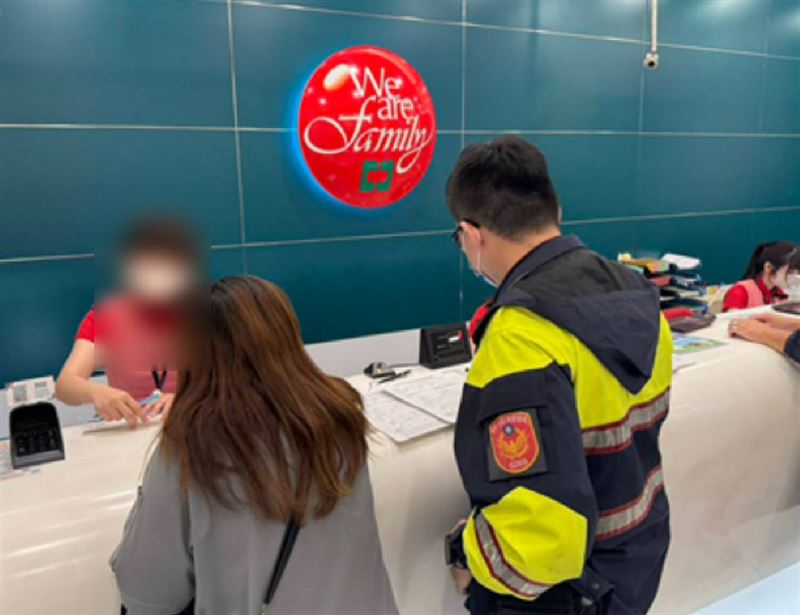陳姓女子到銀行一口氣要提領78萬現金聲稱要買勞力士錶，行員察覺有異立即通知員警到場查證。（圖／翻攝畫面）