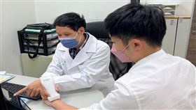 楊宗翰醫師表示，手持超音波可協助診斷異常腫塊，釐清病因，建議民眾應及早就醫接受妥善治療。（圖／新竹臺大分院提供） 