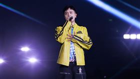 蕭秉治昨晚與中信兄弟的球員王威晨、張志豪、岳東華共同合唱（圖／相信音樂提供）