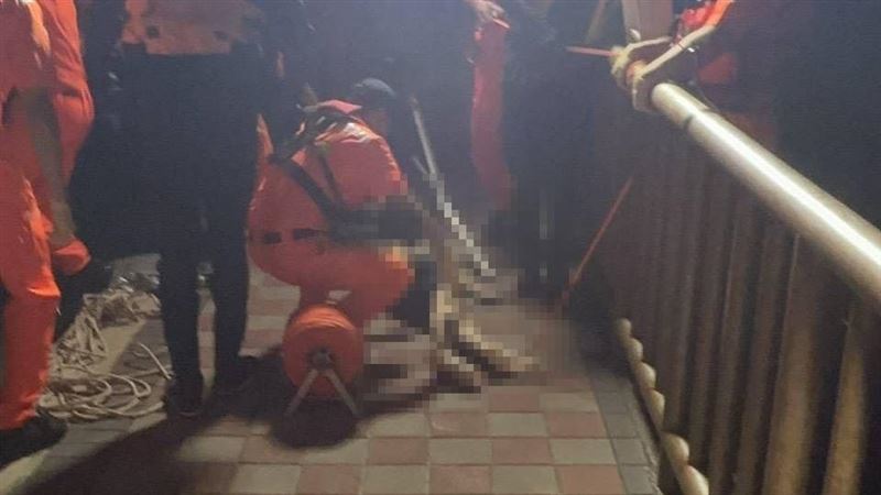 2少年竹圍戲水遭浪捲 海巡吊屍送回家