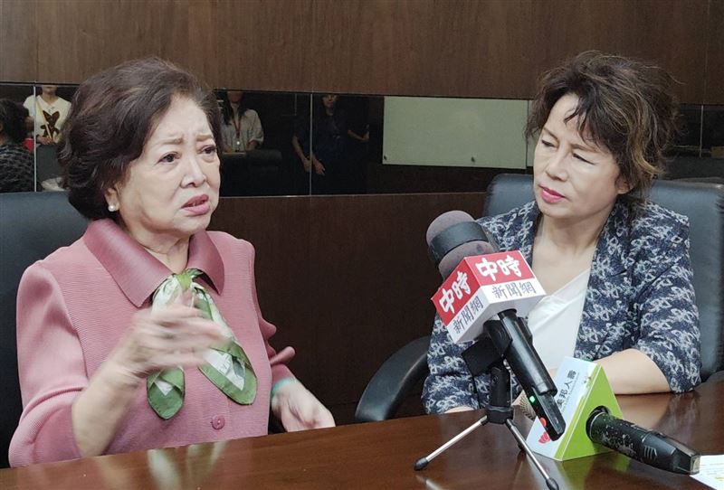 陳淑芳(左)與曹雨婷出席壽險業公益活動(圖/記者鍾智凱攝)