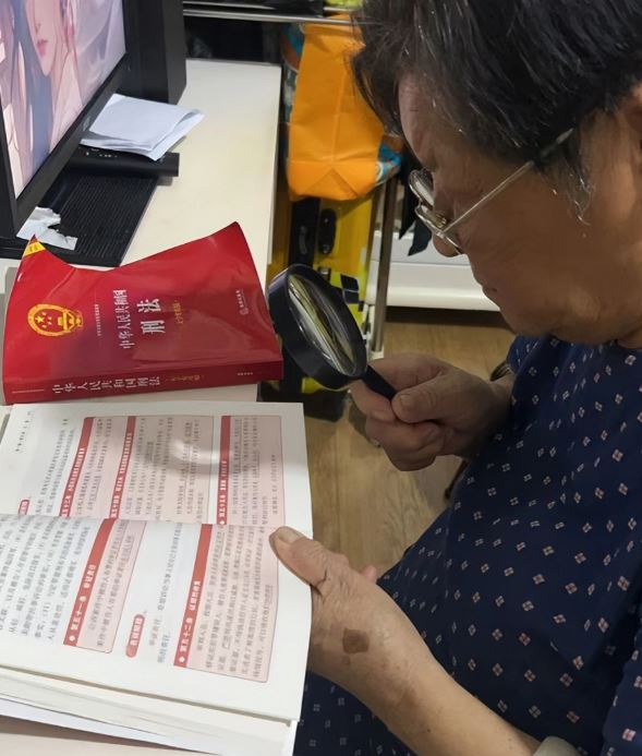 一名高齡90歲的母親何婆婆,為了替兒子辯護,自學法律。(圖/翻攝自微博@大風新聞)