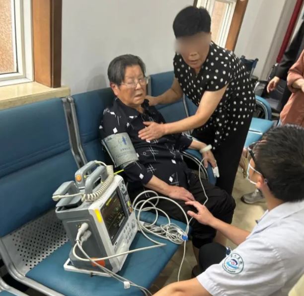 何婆婆身體不適、血壓飆升至190,大家都在勸去醫院治療,她仍堅持留在庭上。(圖/翻攝自微博@大風新聞)