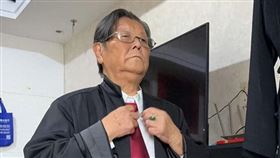 一名高齡90歲的母親何婆婆，為了替兒子辯護，自學法律、不畏狂風暴雨，親自出庭，即便身體不適、血壓飆升至190，仍堅持留在庭上。（圖／翻攝自微博＠大風新聞）