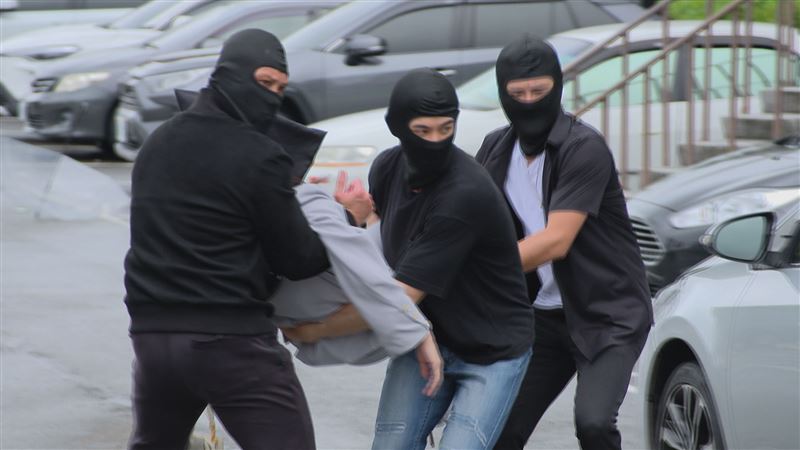林筳諭(勇兔)表示在密閉空間拍攝現場崩潰邊緣,敬業程度讓人佩服。(圖/民視提供)