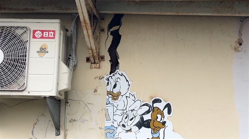 民宅牆壁因為路基掏空出現裂縫。（圖／翻攝畫面）