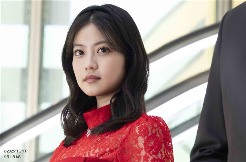 今田美櫻表示最喜歡的還是初登場時穿的鮮紅洋裝,因為一如電視劇中,桐姬總是會在關鍵場景穿上亮麗鮮紅色服裝。(圖/天馬行空提供)