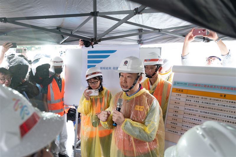 陳世凱說明台20線79k、81k修復進度。(圖/交通部提供)