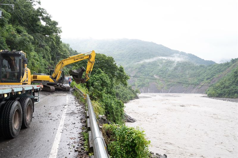 工程人員日夜兼程回填路基避免遭雨勢土石及溪流沖刷掏空。(圖/交通部提供)