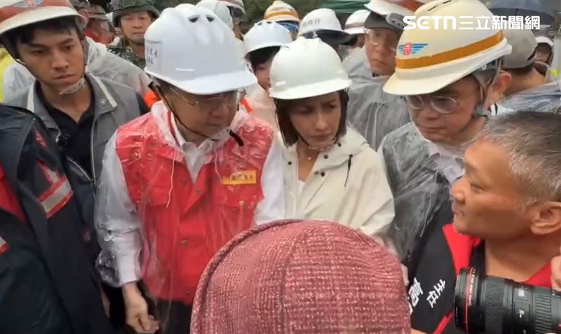 卓榮泰緊握家屬雙手，承諾會盡量完成搜救，家屬也表達感謝。（圖／翻攝畫面）