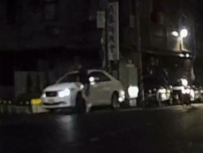 張男遭痛毆後，二度上前詢問，差點遭白車碰撞。（圖／翻攝自彰化踢爆網）