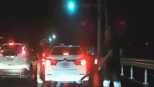 林男打人後逃離現場，張男一路緊追在後，慘遭林男持球棒砸車。（圖／翻攝自彰化踢爆網）