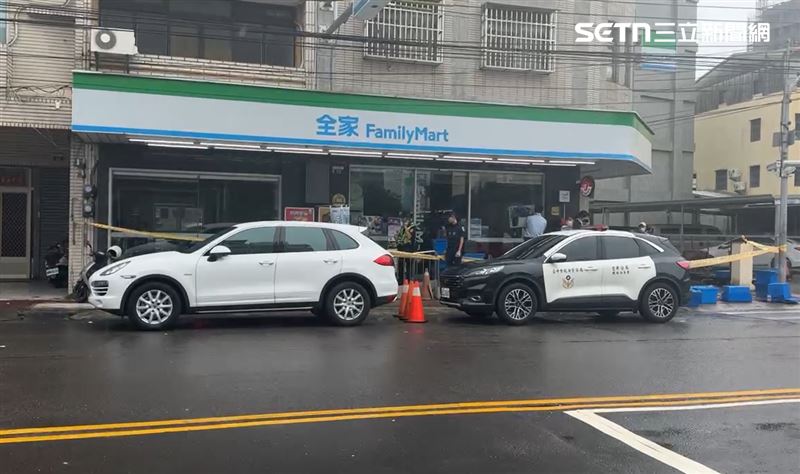 死者的白色保時捷跑車，停在超商門口。(圖／翻攝畫面)