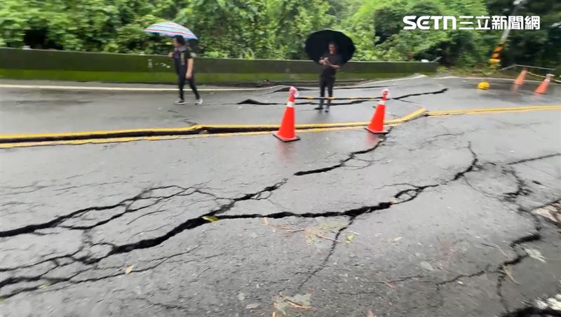 雲林縣林內鄉雲61線道路多處出現裂痕與坍方情形，整條路柔腸寸斷。（圖／翻攝畫面）