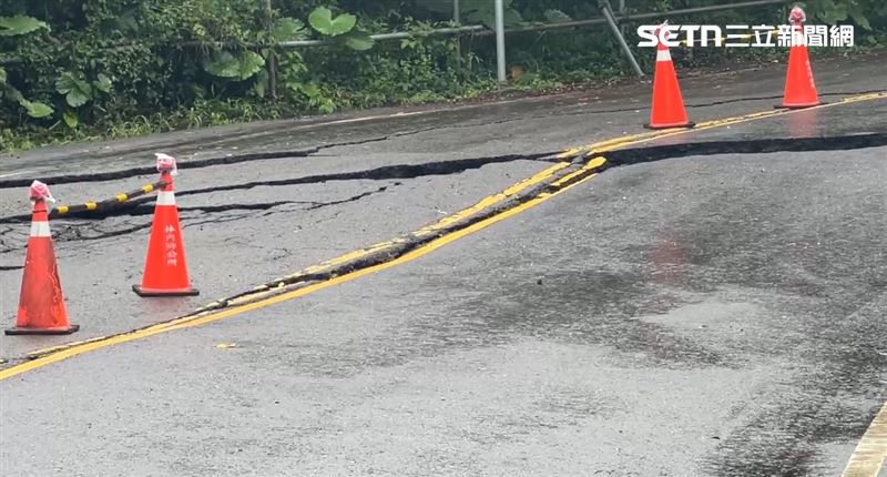 該路段為通往坪頂村的唯一道路，如今大裂縫出現全路段封閉。（圖／翻攝畫面）