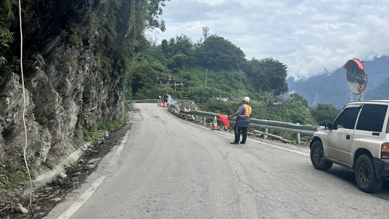 中橫公路工人遭落石砸中身亡。（圖／翻攝畫面）
