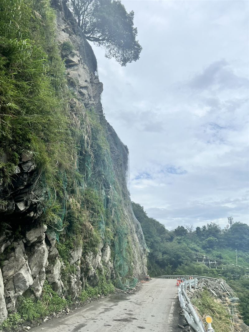 死者遭左側邊坡掉落的石塊砸中。（圖／翻攝畫面）