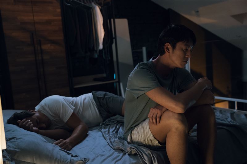 吳慷仁（右）劇中對李銘順愛而不得。（圖／CATCHPLAY+提供）