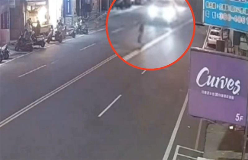 吳姓老翁過馬路見來車沒停下，遭白車撞擊喪命。（圖／翻攝畫面）