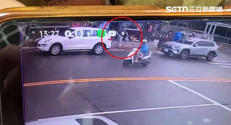 黃姓嫌犯砍人過程約13秒，行兇後把刀放進包包後開車逃逸，另一名黑衣男則是走路離開。(圖／翻攝畫面)