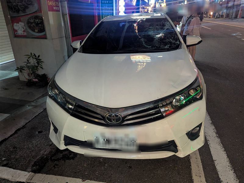 白色轎車第一時間要閃，但沒閃過，撞上穿越馬路的老翁。（圖／翻攝畫面）
