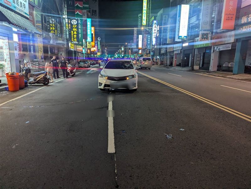 白色轎車第一時間要閃，但沒閃過，撞上穿越馬路的老翁。（圖／翻攝畫面）