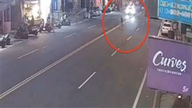 八德,馬路,撞擊,老翁,轎車（圖／翻攝畫面）